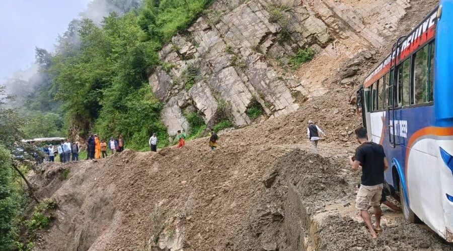 मुख्य राजमार्गमा पहिरो र बाढीको प्रभाव, केही सडक पूर्ण थप्प केही एकतर्फी सञ्चालीत्