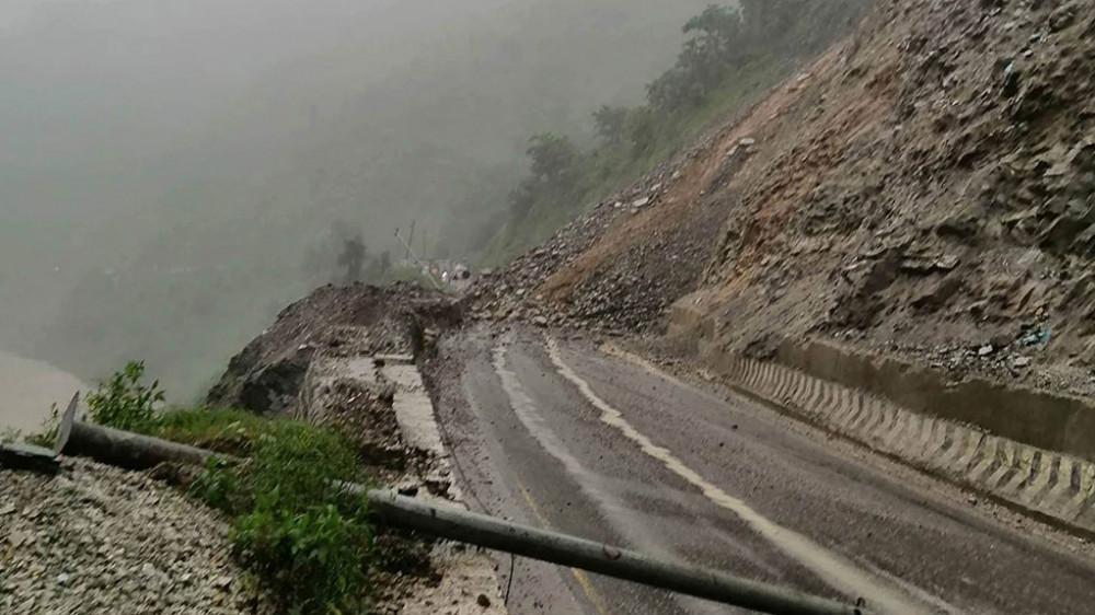 ८ घन्टापछि खुल्यो मुग्लिन-काठमाडाैं सडक