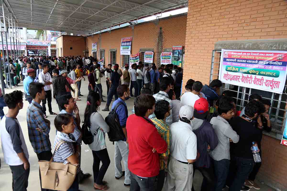 दशैंको लागि उपत्यकाबाट  मुलघर तिर  फिर्ता  मान्छेहरु